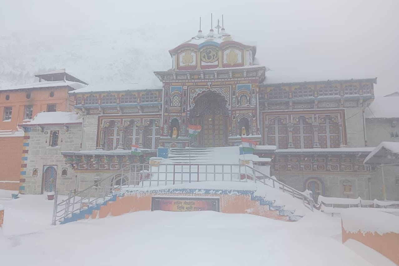 Uttarakhand Weather News Half snowfall in Badrinath one foot in Kedarnath rain Chardham watch Photos