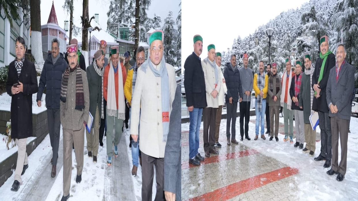 After the fresh Shimla snowfall, cm sukhvinder Sukhu reached Congress headquarters on foot from Oakover.