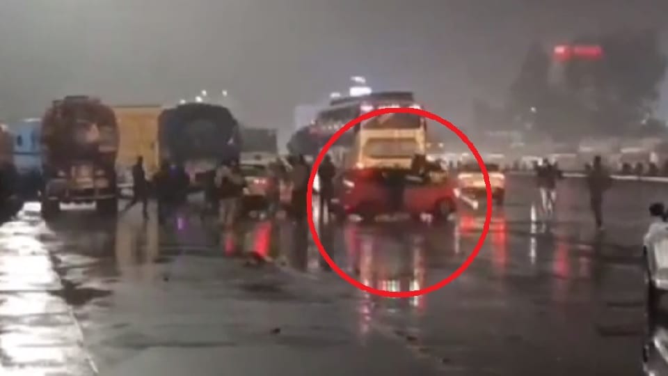 Car riding youth beat up toll workers in Chhijarsi toll plaza
