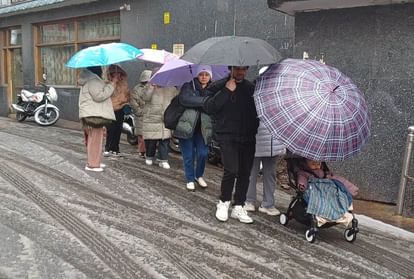 Snowfall: मसूरी-धनोल्टी में सीजन की पहली बर्फबारी, बर्फ की फुहारों के बीच खुशी से झूमे पर्यटक, देखें तस्वीरें Uttarakhand weather Today Season First Snowfall in Mussoorie Dhanaulti Amazing Photos