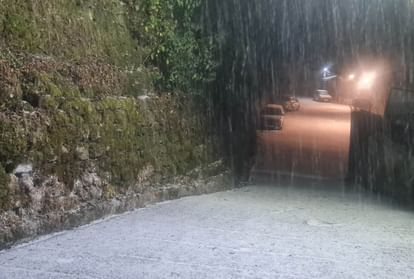 Snowfall: मसूरी-धनोल्टी में सीजन की पहली बर्फबारी, बर्फ की फुहारों के बीच खुशी से झूमे पर्यटक, देखें तस्वीरें Uttarakhand weather Today Season First Snowfall in Mussoorie Dhanaulti Amazing Photos