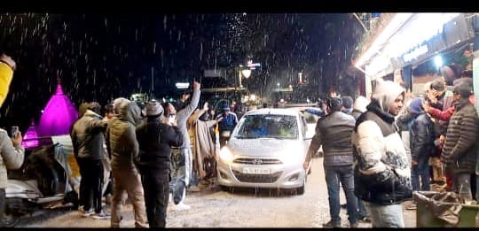 Uttarakhand weather Today Season First Snowfall in Mussoorie Dhanaulti Amazing Photos
