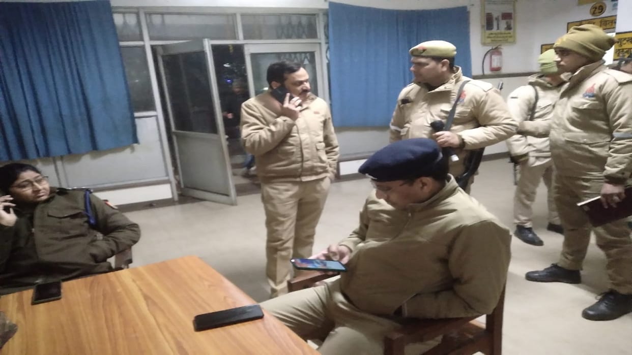 nine prisoners injured due to loader vehicle collides with van in Bareilly