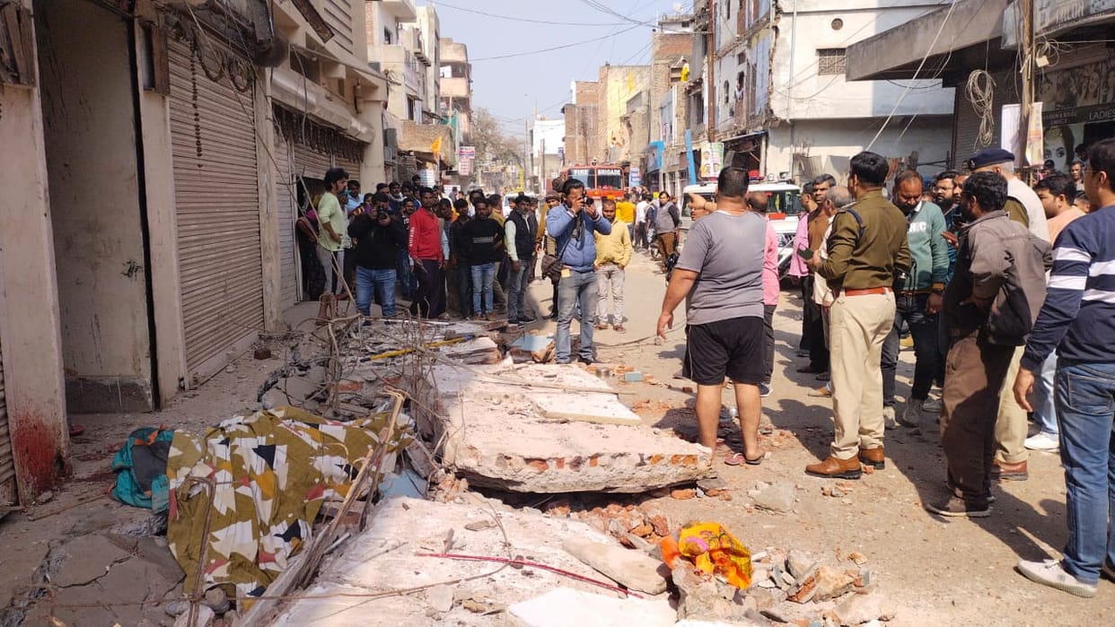 MP News: Satna old house roof collapsed, grandmother and granddaughter killed, grandfather injured