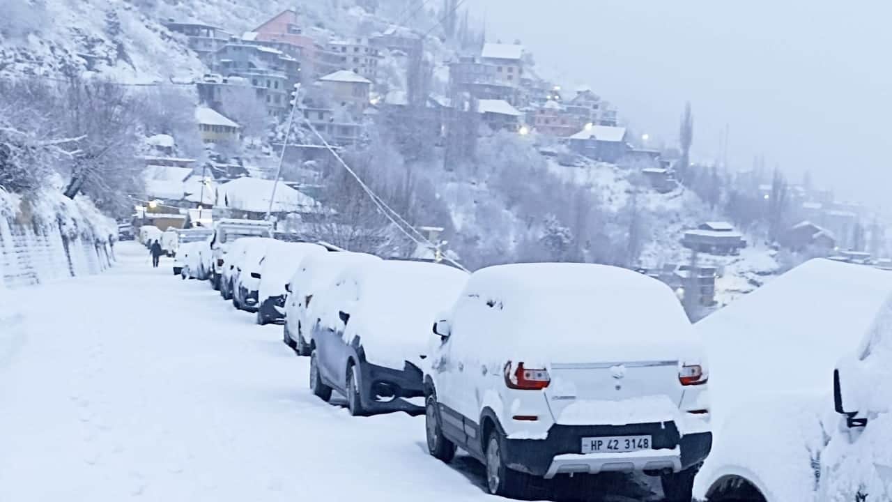 Many areas of Uttarakhand, Jammu-Kashmir and Himachal covered in white blanket of snow