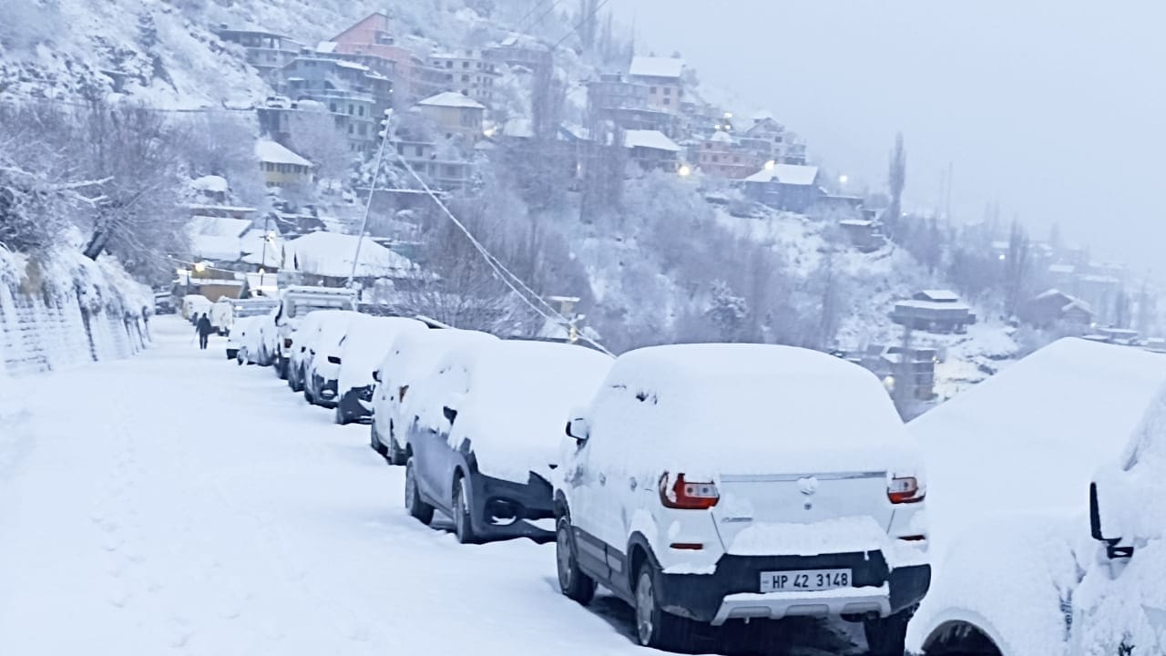 Many areas of Uttarakhand, Jammu-Kashmir and Himachal covered in white blanket of snow