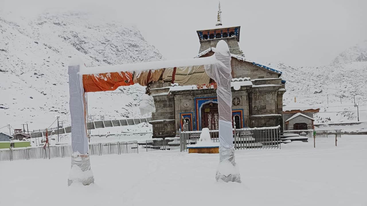 Many areas of Uttarakhand, Jammu-Kashmir and Himachal covered in white blanket of snow