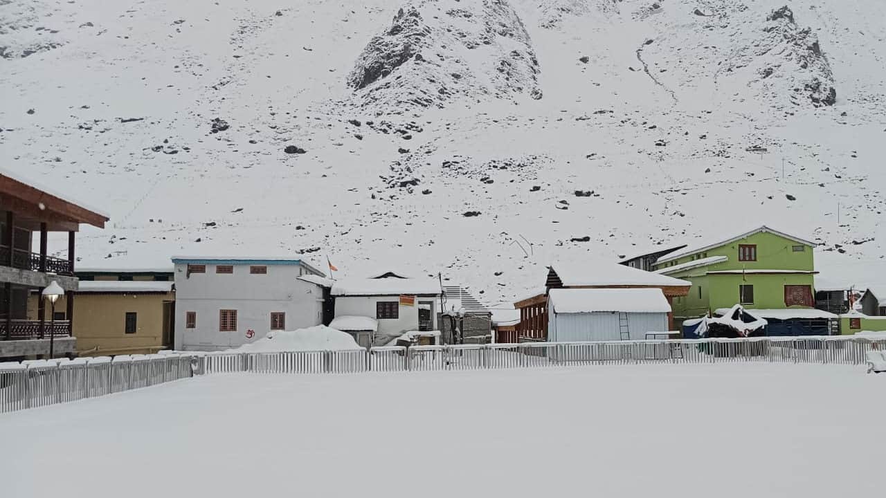 Many areas of Uttarakhand, Jammu-Kashmir and Himachal covered in white blanket of snow