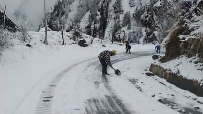 Snowfall: कहीं मौज-मस्ती कहीं आफत...केदारनाथ में डेढ़ फीट बर्फ, गंगोत्री- यमुनोत्री-बदरीनाथ हाईवे का देखें हाल Uttarakhand Weather News Many roads highways closed due to snowfall Gangotri-Yamunotri Badrinath Highway