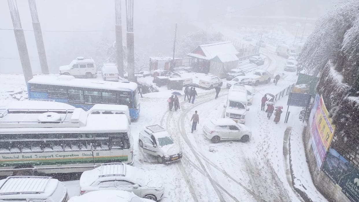 routes of hrtc stalled due to snowfall, many buses stranded