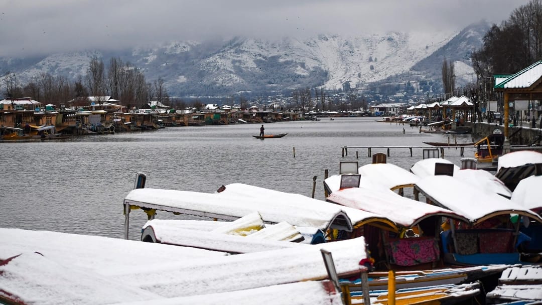 Many areas of Uttarakhand, Jammu-Kashmir and Himachal covered in white blanket of snow