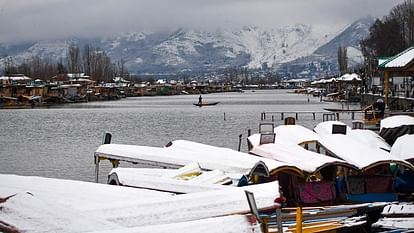 Kashmir Srinagar Snowfall Photos: Blanket Of Snow Spread In Srinagar See Beautiful Pictures - Amar Ujala Hindi News Live - Srinagar Snowfall:आखिर बिछी श्रीनगर में बर्फ की चादर, देखें सीजन की पहली