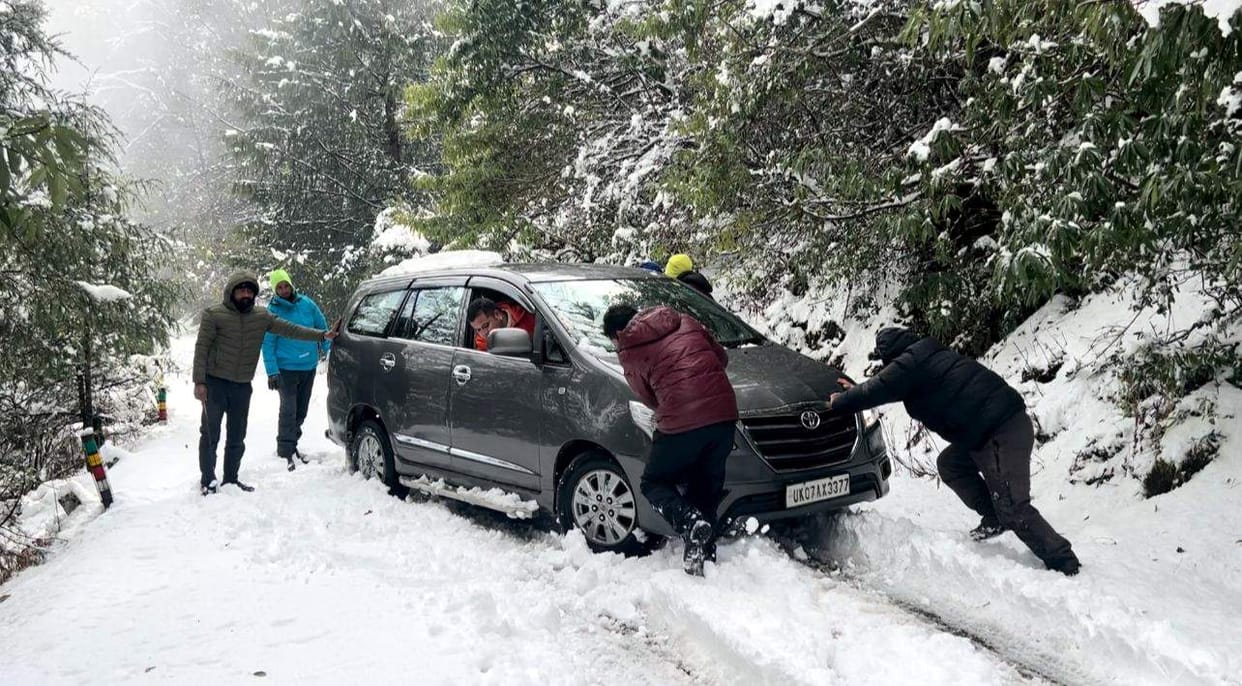 Uttarakhand Weather Today White curfew on mountains after Heavy Snowfall vehicle Stuck on Highway Photos