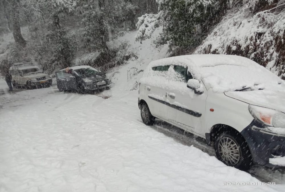 Uttarakhand Weather Today White curfew on mountains after Heavy Snowfall vehicle Stuck on Highway Photos
