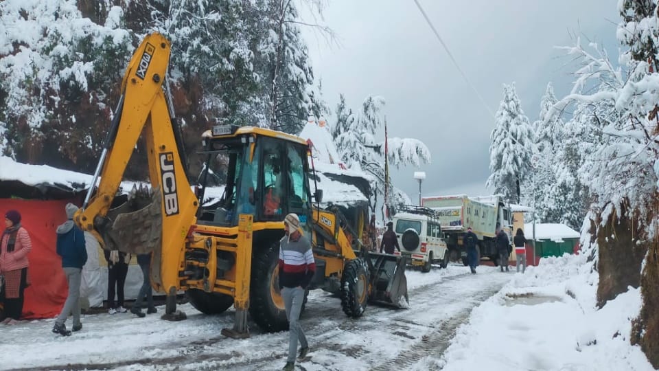 Uttarakhand Weather Today White curfew on mountains after Heavy Snowfall vehicle Stuck on Highway Photos