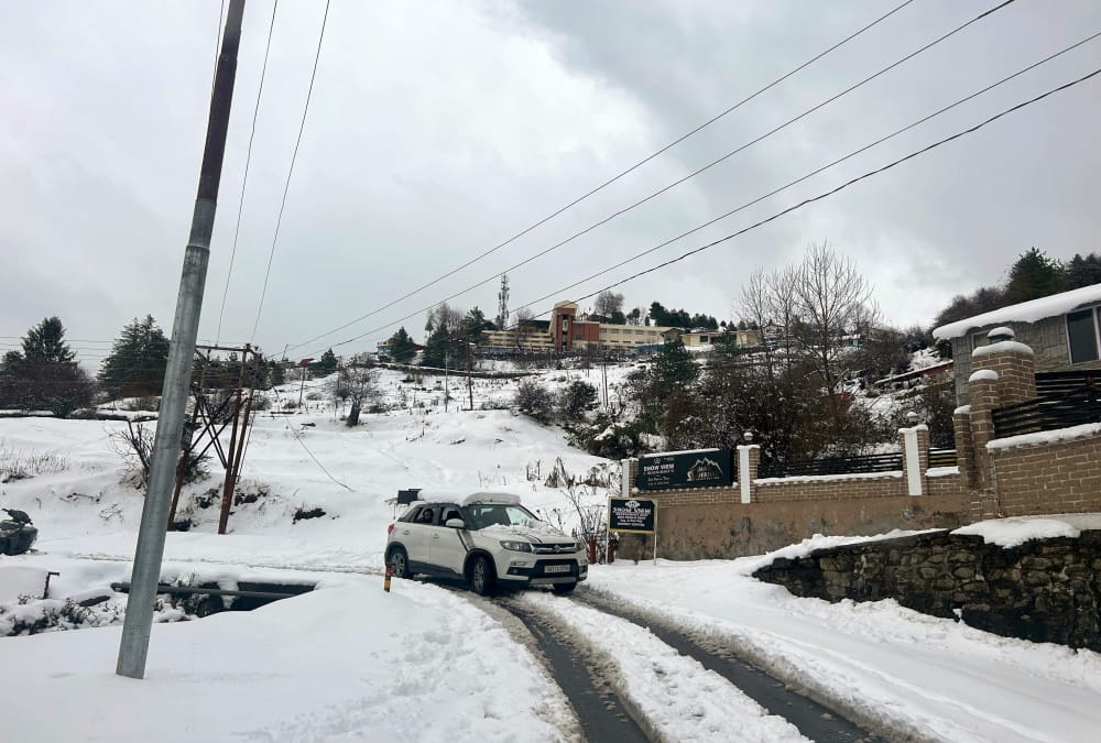 Uttarakhand Weather Today White curfew on mountains after Heavy Snowfall vehicle Stuck on Highway Photos