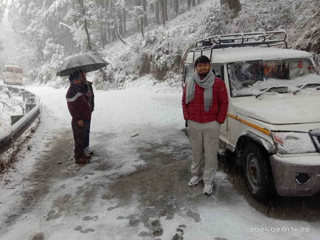 Uttarakhand Weather Today White curfew on mountains after Heavy Snowfall vehicle Stuck on Highway Photos