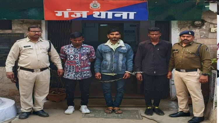 CG: युवक को नंगाकर बेदम पीटा; दोस्तों ने वीडियो बनाकर किया वायरल,पुलिस ने आरोपियों को गिरफ्तार कर निकाला जुलूस