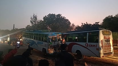 Two buses collided in Madrak of Aligarh