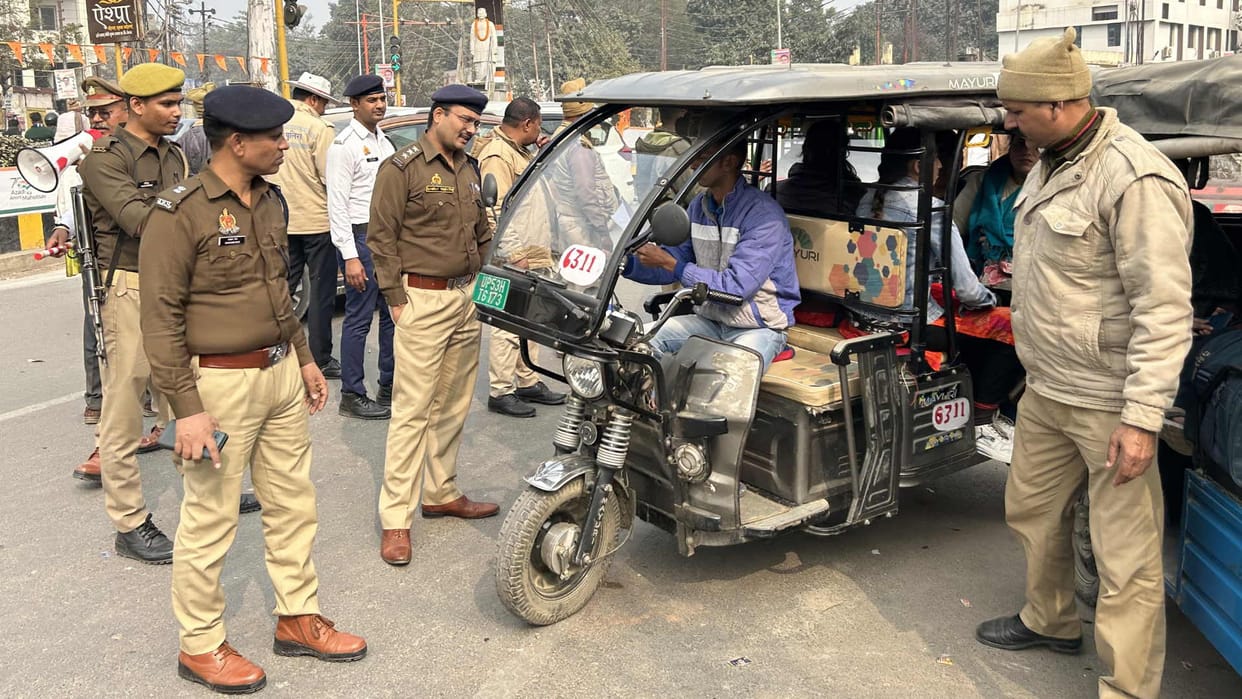 90 e rickshaws running without license seized in Gorakhpur