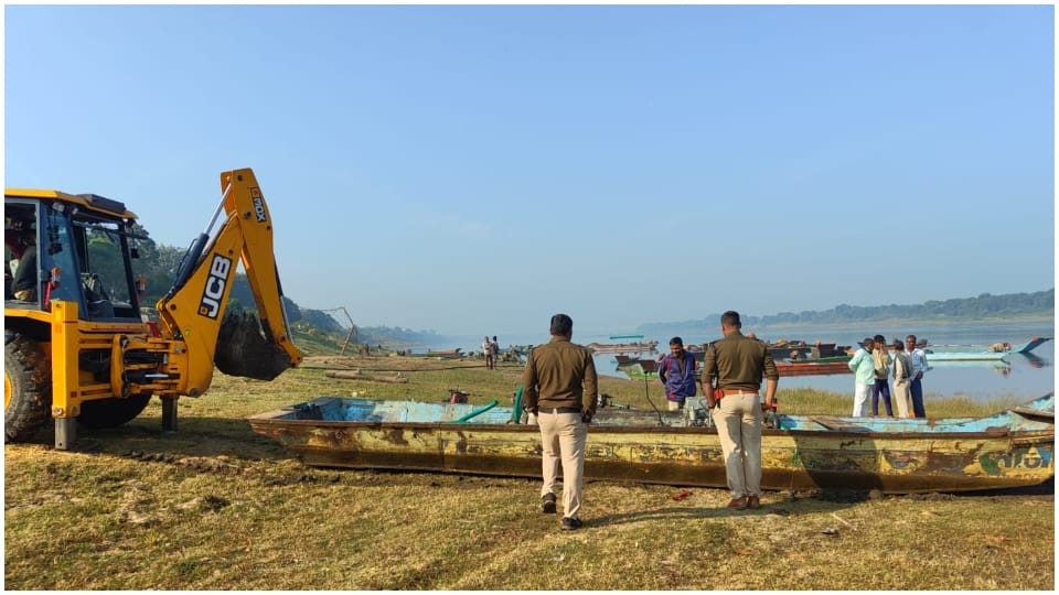 Action on illegal mining sites from Narmada river in Khandwa
