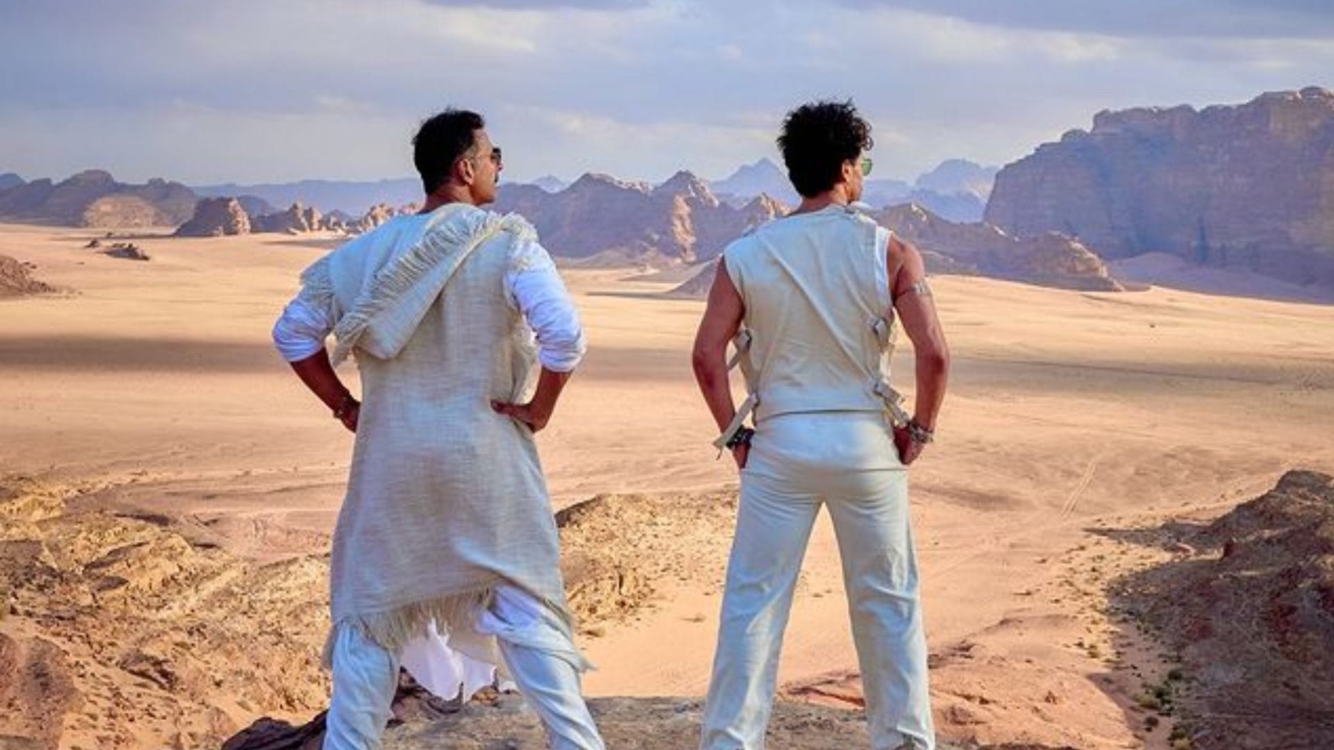 Bade Miyaan Chote Miyaan stars Akshay Kumar Tiger Shroff made a surprise appearance at Vishal Mishra concert