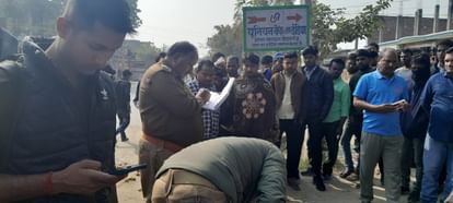 Driver died in road accident after auto overturns while trying to save bike driver in azamgarh