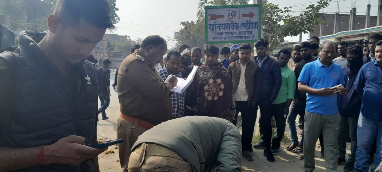 Driver died in road accident after auto overturns while trying to save bike driver in azamgarh