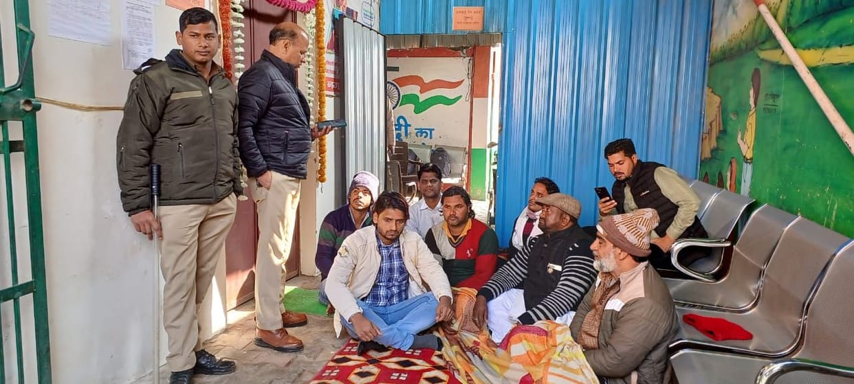 Councilors started protest against Nagar Panchayat President and accused of not doing development in Baghpat