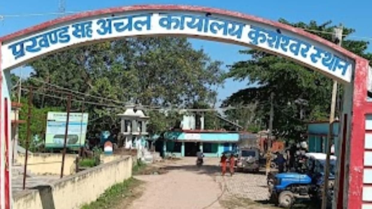 Bihar News : Headmaster dies of heart attack in Darbhanga government school.kk pathak.