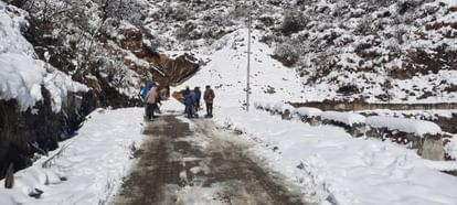 Uttarkashi Snowfall: हनुमान चट्टी-फूलचट्टी में दूसरे दिन खुला यमुनोत्री हाईवे, जोखिमभरी हो रही आवाजाही Uttarkashi Snowfall Yamunotri Highway opened on second day in Hanuman Chatti Phoolchatti