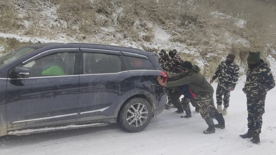 Uttarakhand News: SSB jawans rescue five tourists trapped in snowfall in Dharchula