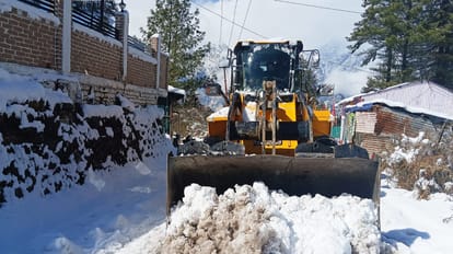 Uttarakhand Weather Snowfall Gangotri Highway closed snow removal work on Badrinath road tourists visited Auli