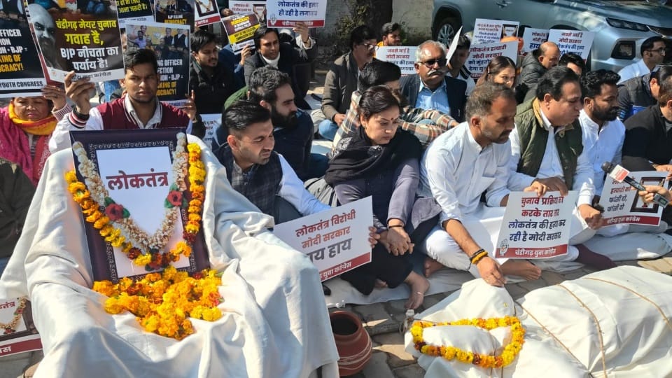 Congress Protest in Chandigarh against BJP, police halt protestors