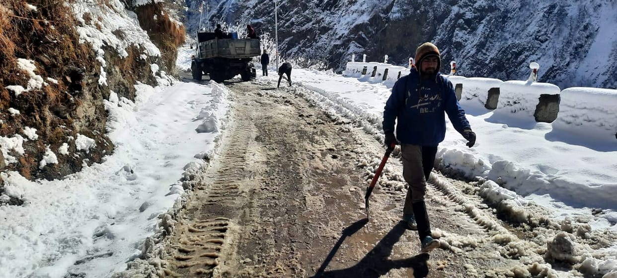 Uttarakhand Weather Snowfall Gangotri Highway closed snow removal work on Badrinath road tourists visited Auli