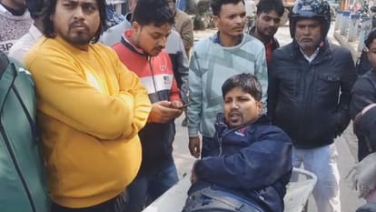 Bihar: पांच बदमाशों ने निजी फाइनेंस कंपनी के ऑफिस में धावा बोला; नकदी लूटी फिर कर्मी को गोली मारकर हुए चंपत Gopalganj: Five miscreants looted cash from office of a private finance company, then shot employee