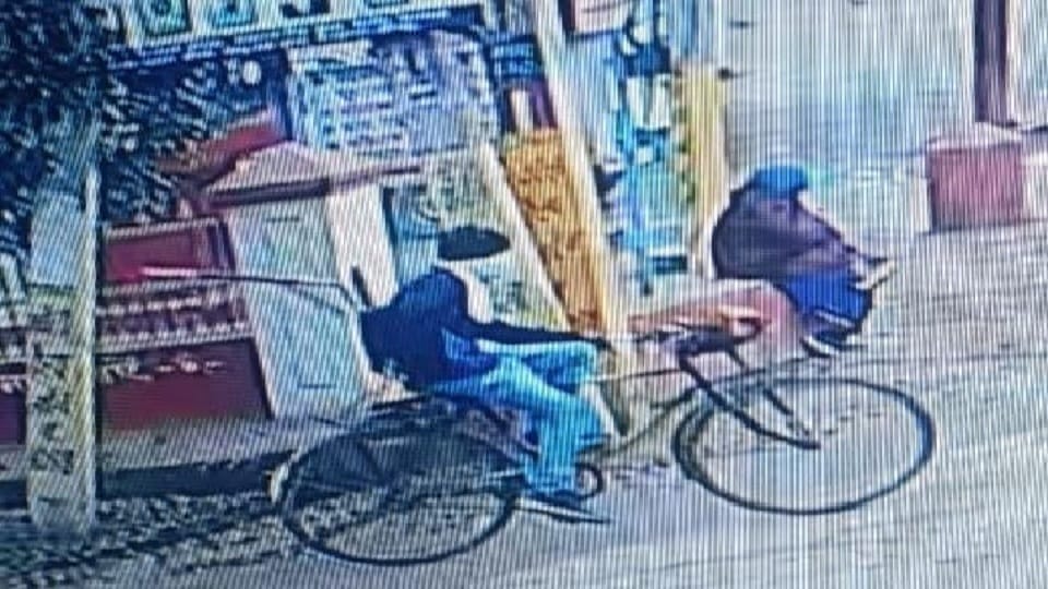 young man who came on bicycle stolen hookah from outside house In Fatehabad