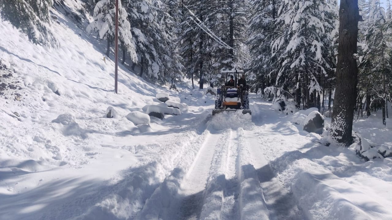 Himachal  Weather opened after snowfall, but difficulties increased, many roads and  power transformers stalle