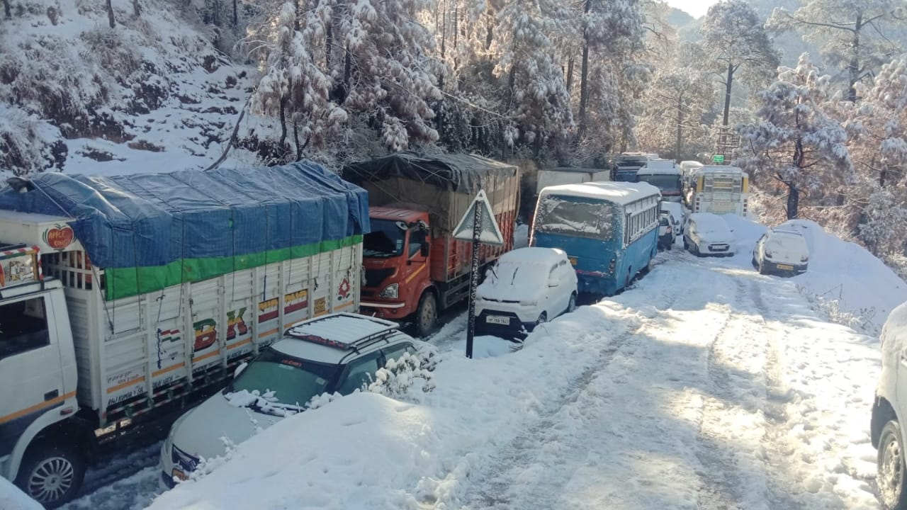 Himachal  Weather opened after snowfall, but difficulties increased, many roads and  power transformers stalle