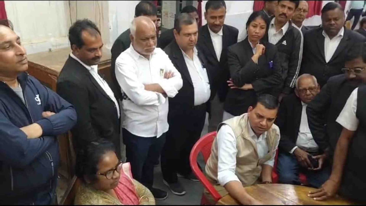200 rupees are being collected in the name of free health camp in Damoh District Court