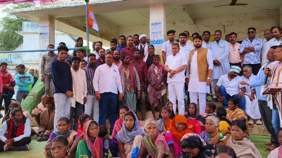 Congress workers protested over death of three people of Baiga tribe in Kabirdham