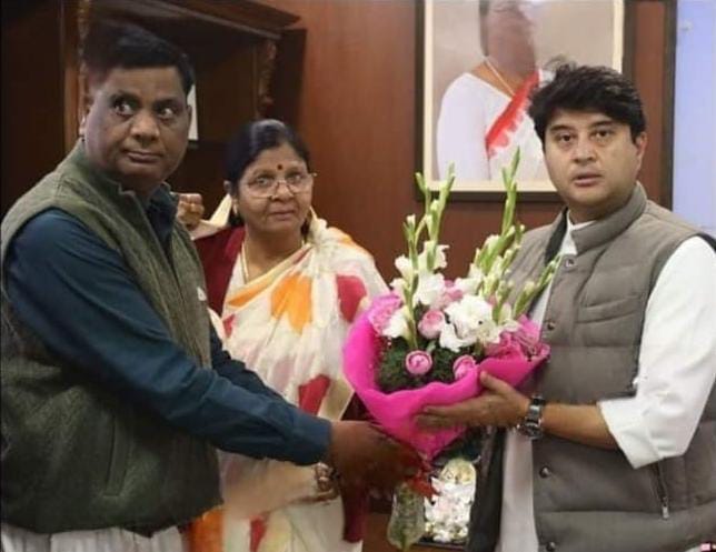 MP News: Sharda Solanki met Jyotiraditya Scindia, speculations about joining BJP, Congress mayor said - rumour