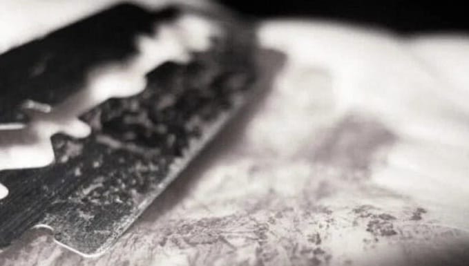 Locked himself in the room and hit the blade on his neck, young man died during treatment