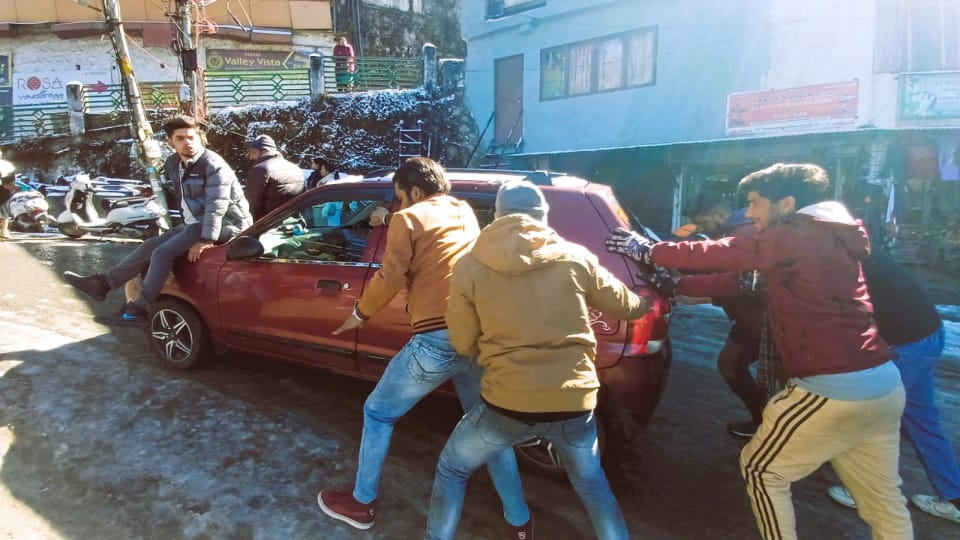 Heavy snowfall in Mussoorie after two years vehicles stuck in snow traffic jams many places Photos