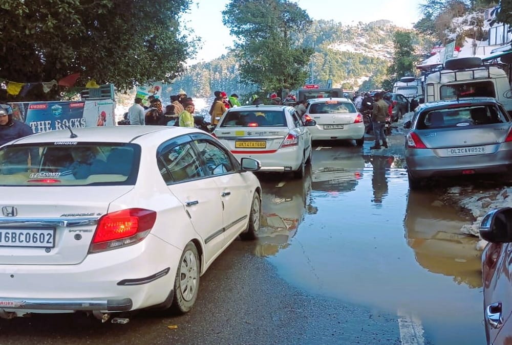 Heavy snowfall in Mussoorie after two years vehicles stuck in snow traffic jams many places Photos