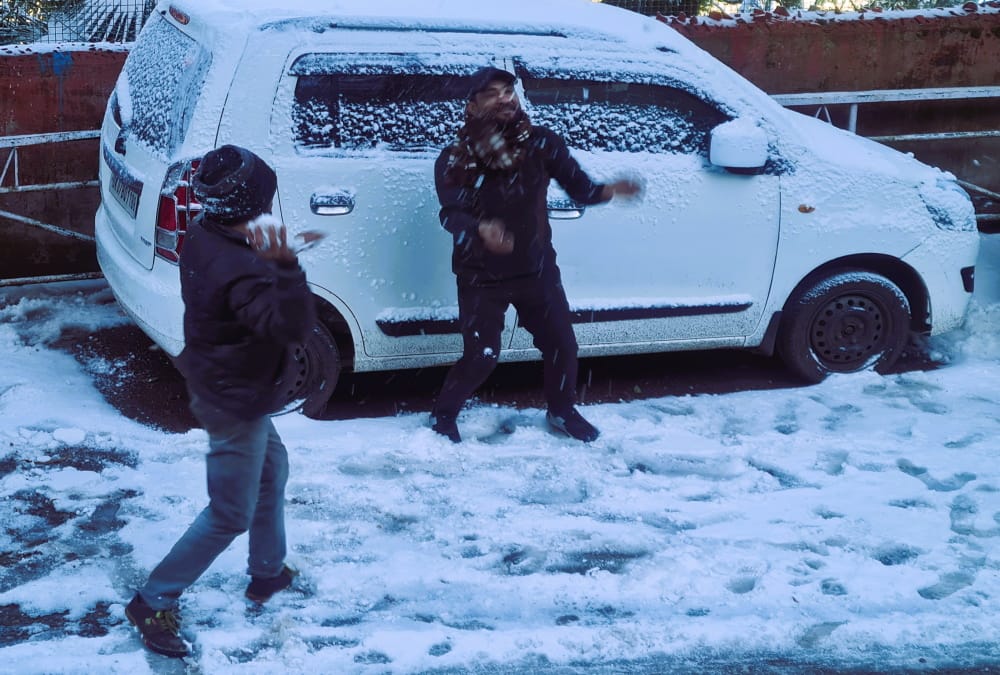 Heavy snowfall in Mussoorie after two years vehicles stuck in snow traffic jams many places Photos