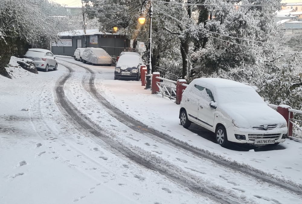 Heavy snowfall in Mussoorie after two years vehicles stuck in snow traffic jams many places Photos