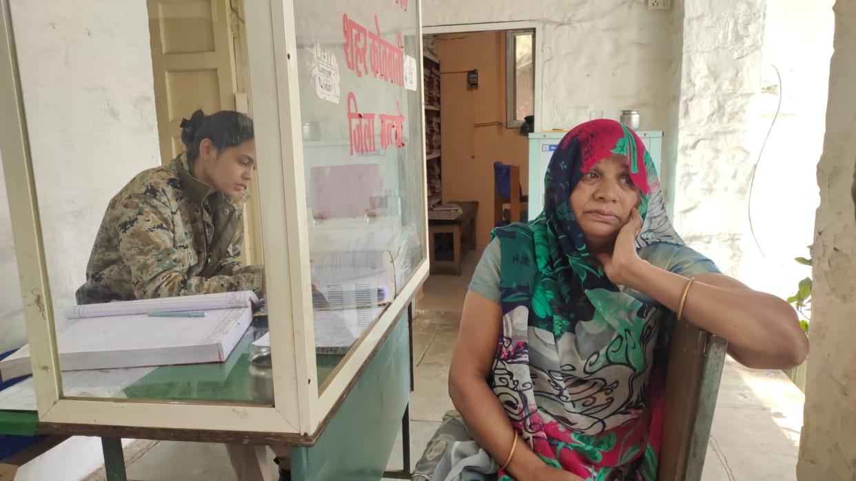 Mandsaur: The vicious women ran away with Rs 10,000 after cutting the bag of an elderly woman