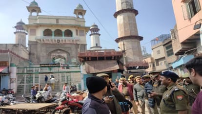 Mathura: ज्ञानवापी प्रकरण को लेकर हाई अलर्ट, पुलिस के साये में हुई जुमे की नमाज; बाजार बंद का एलान रहा बेअसर High alert remained regarding Gyanvapi case in Mathura Friday prayers held under shadow of police