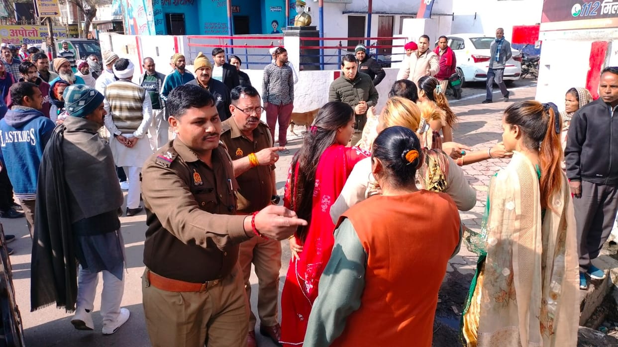 Fight between two groups of eunuchs and demonstrated in police station in Muzaffarnagar